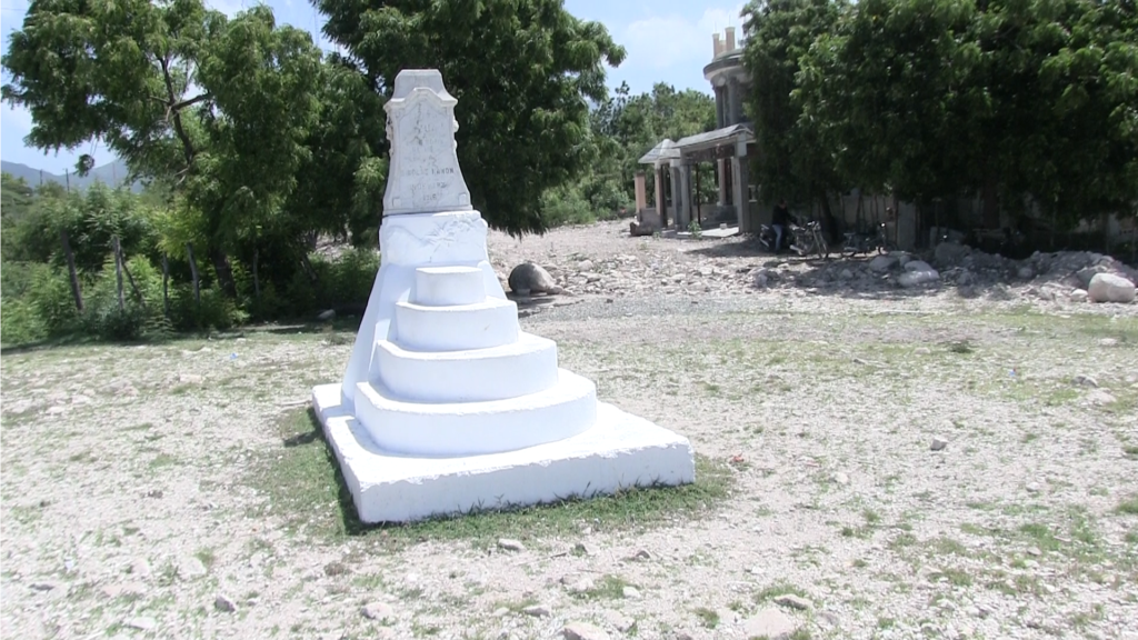 Monumento nicolas Mañon en resolí de Azua. 